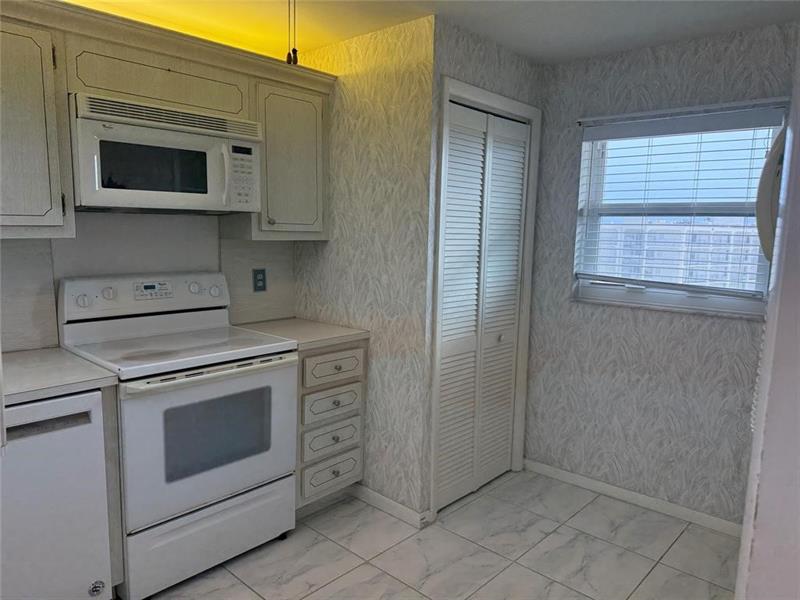 Image 14 of 57 For 1537 Hillsboro Blvd  839