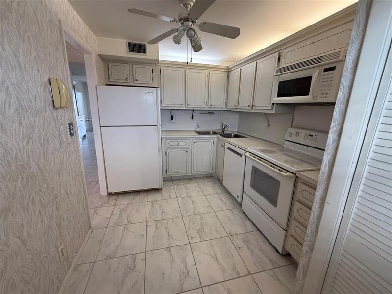 Image 16 of 57 For 1537 Hillsboro Blvd  839