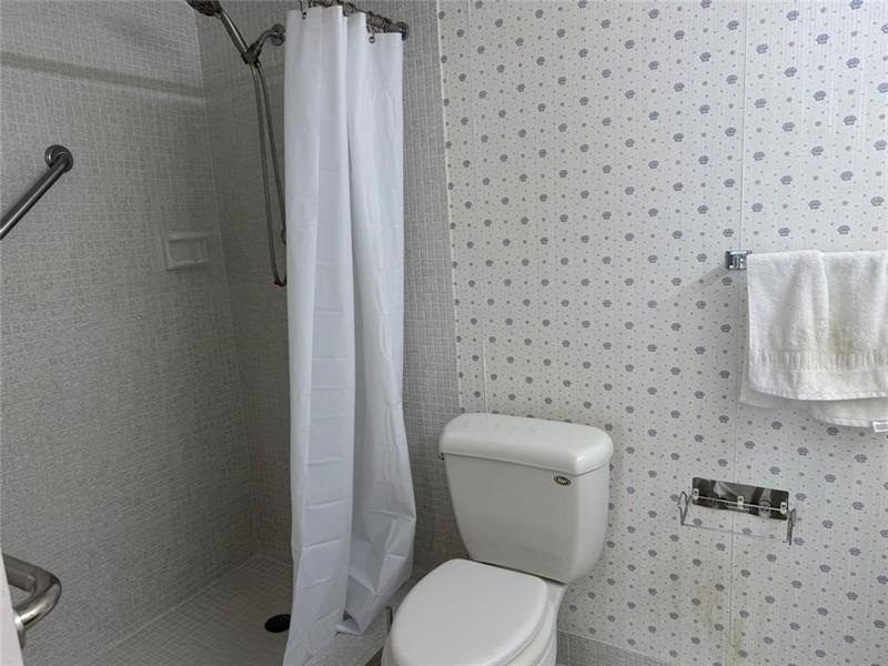 Image 27 of 57 For 1537 Hillsboro Blvd  839