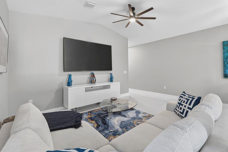 Image 11 of 21 For 824 14th Court