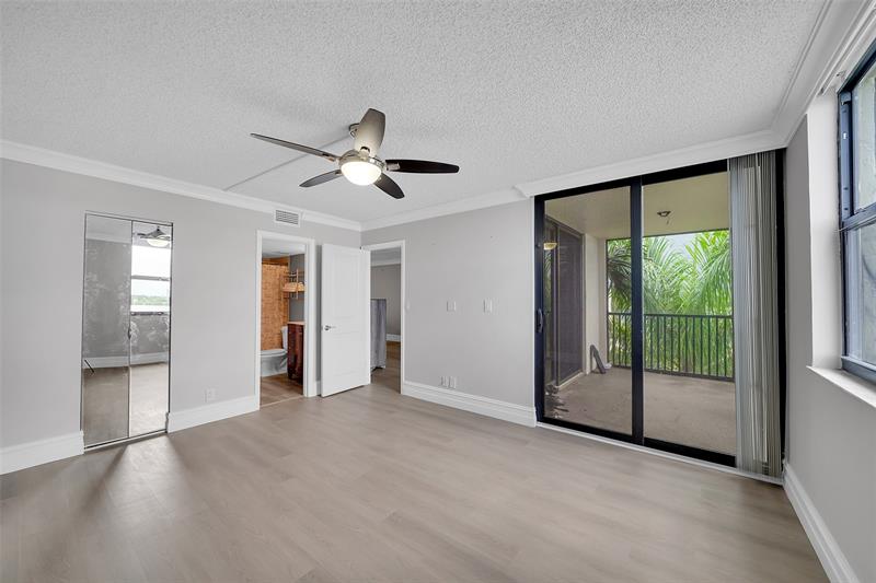 Image 11 of 28 For 116 Lake Emerald Dr  401