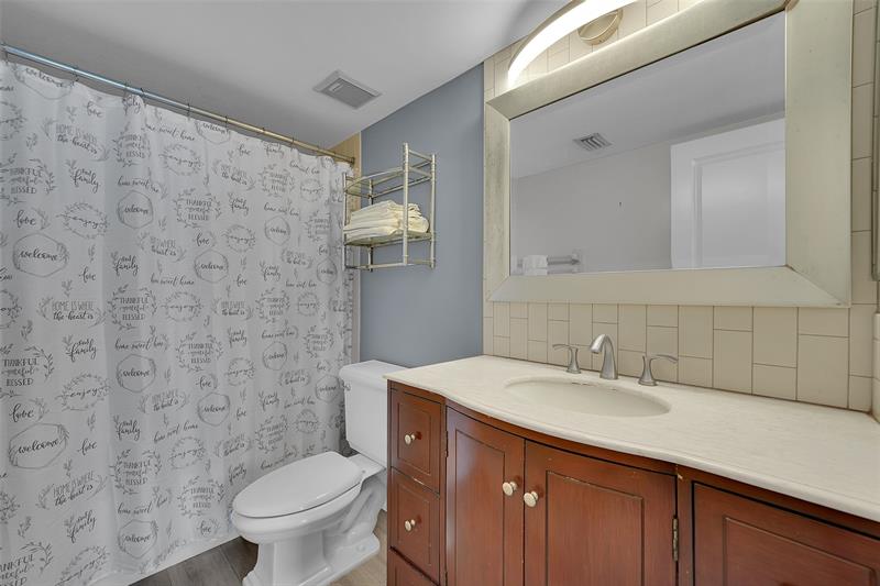 Image 12 of 28 For 116 Lake Emerald Dr  401