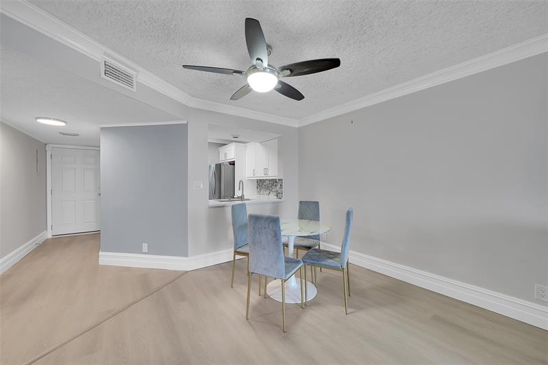 Image 16 of 28 For 116 Lake Emerald Dr  401