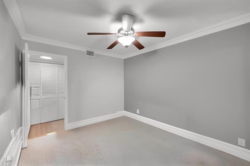 Image 18 of 28 For 116 Lake Emerald Dr  401