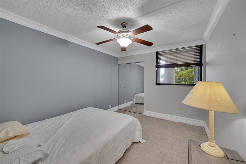 Image 19 of 28 For 116 Lake Emerald Dr  401