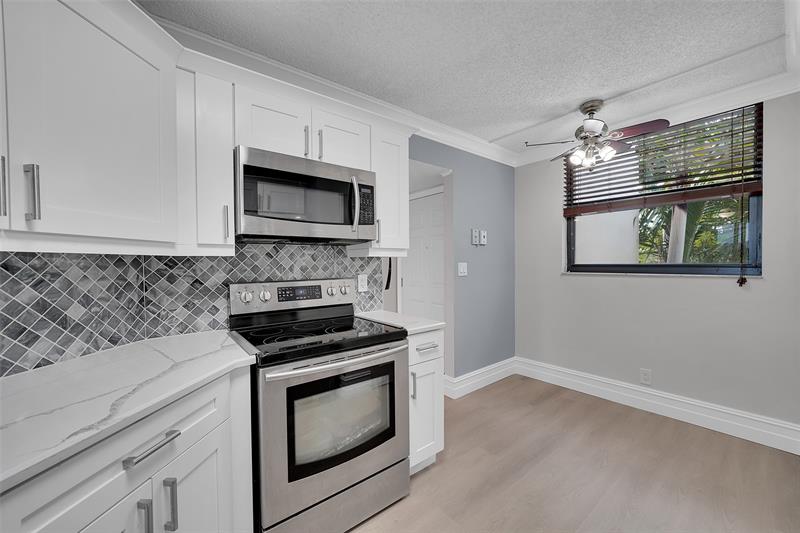 Image 4 of 28 For 116 Lake Emerald Dr  401