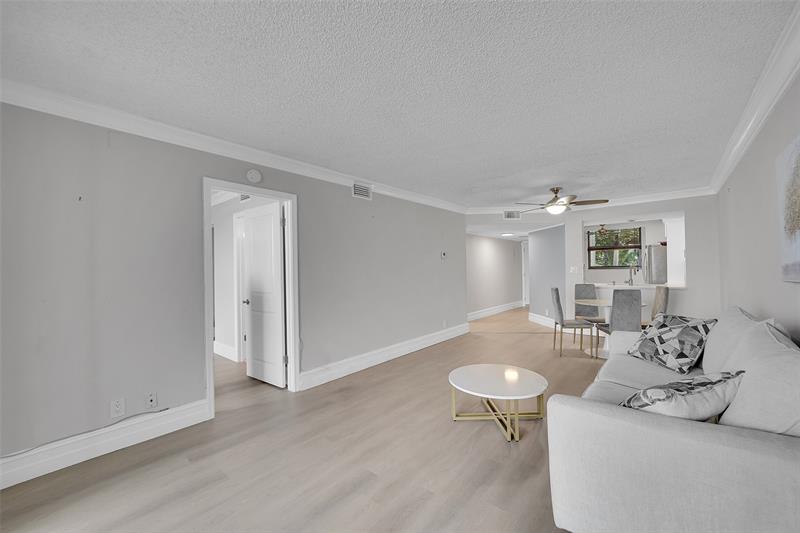 Image 8 of 28 For 116 Lake Emerald Dr  401