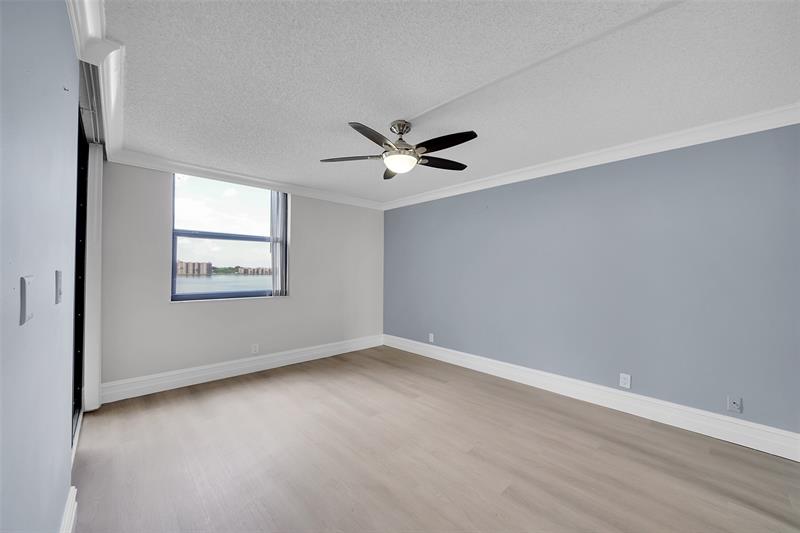 Image 9 of 28 For 116 Lake Emerald Dr  401