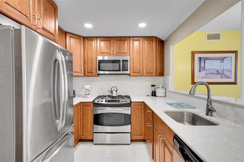 Image 4 of 50 For 3140 Ocean Dr  609