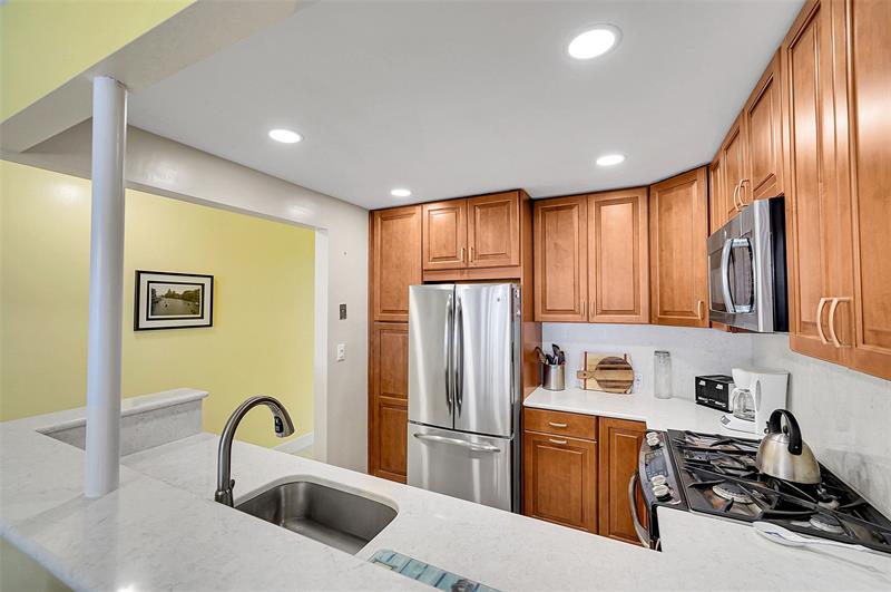 Image 5 of 50 For 3140 Ocean Dr  609