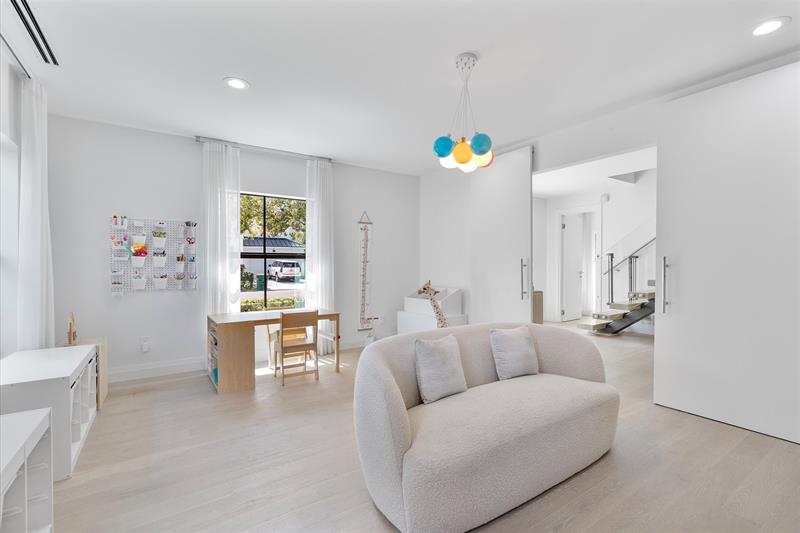 Image 32 of 99 For 9 Tahoe Ln