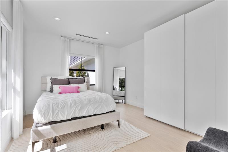 Image 33 of 99 For 9 Tahoe Ln