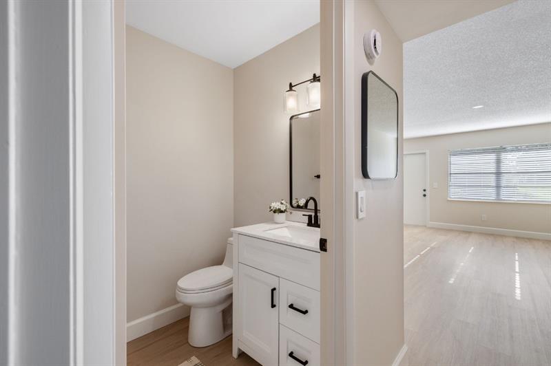 Image 11 of 39 For 18 Vista Gardens Trl  105