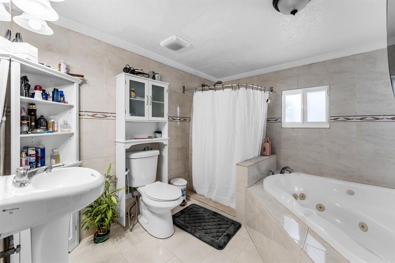 Image 12 of 49 For 14800 Buchanan St