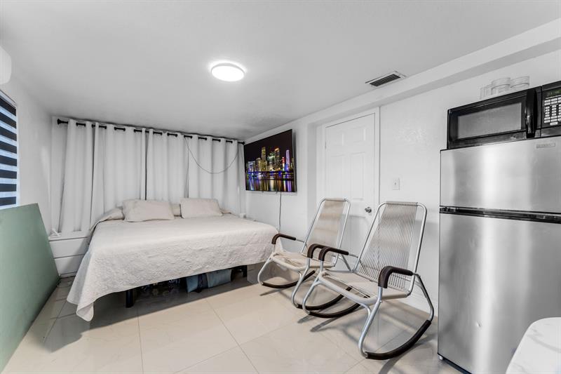 Image 14 of 49 For 14800 Buchanan St