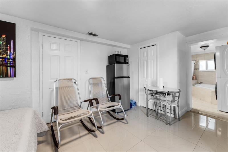 Image 16 of 49 For 14800 Buchanan St