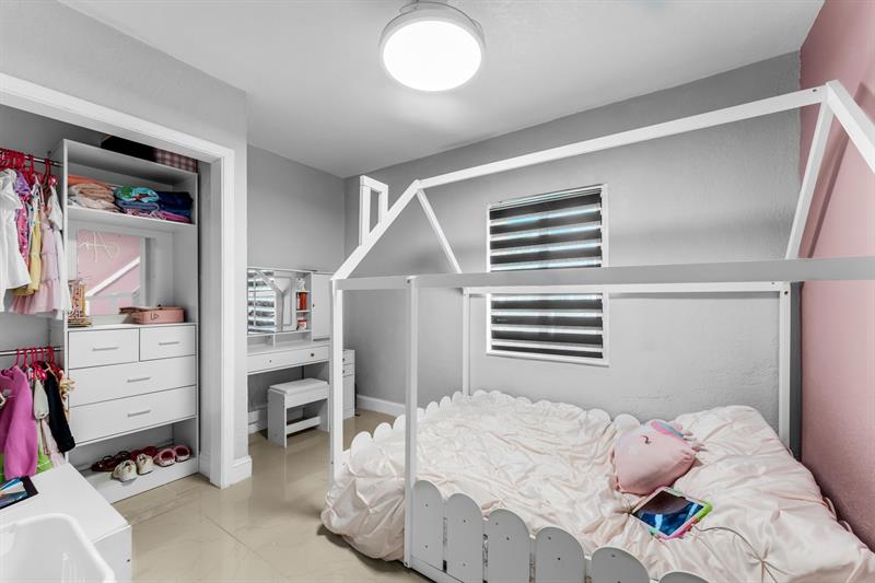 Image 18 of 49 For 14800 Buchanan St