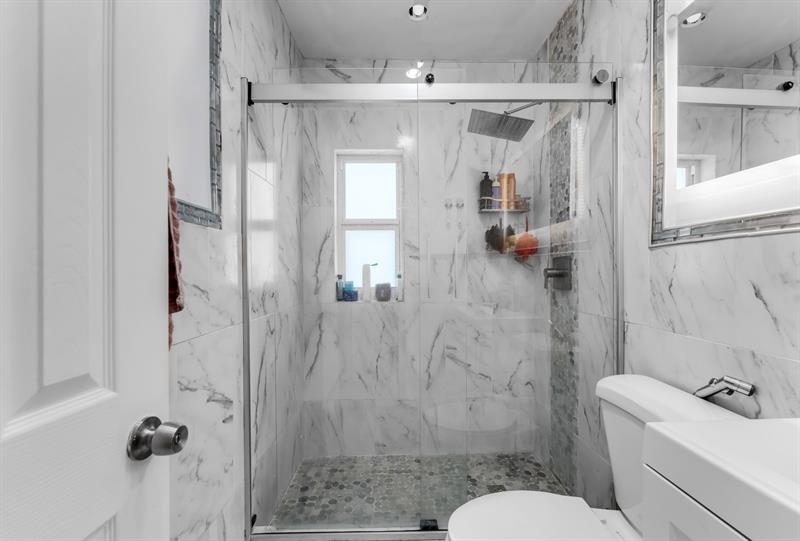 Image 21 of 49 For 14800 Buchanan St