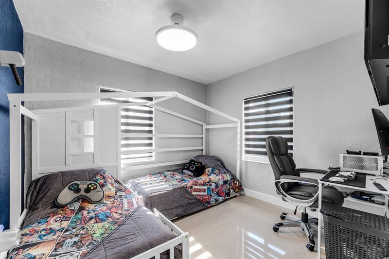 Image 22 of 49 For 14800 Buchanan St