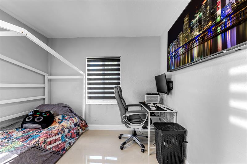 Image 23 of 49 For 14800 Buchanan St