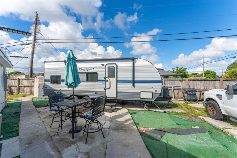 Image 27 of 49 For 14800 Buchanan St