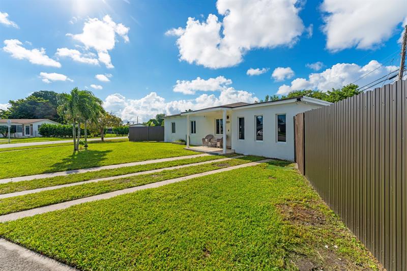 Image 3 of 49 For 14800 Buchanan St