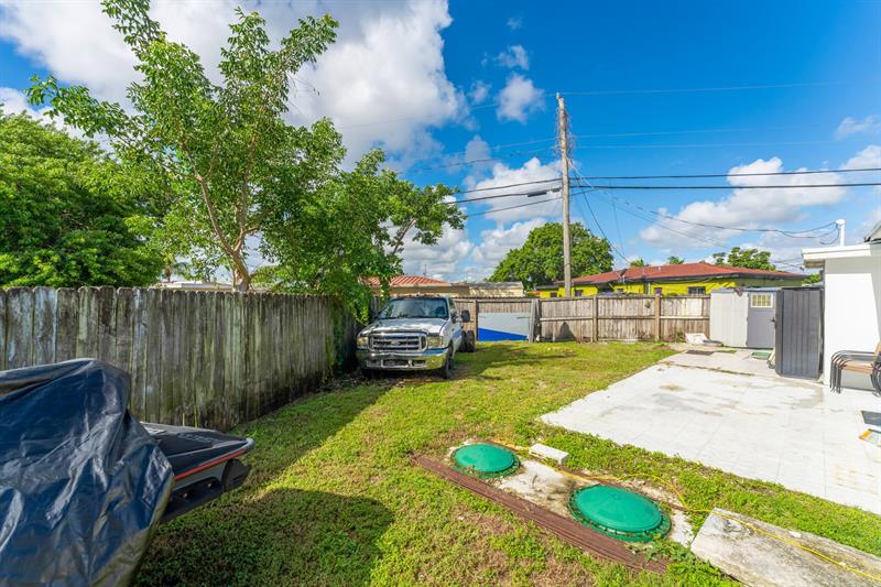 Image 32 of 49 For 14800 Buchanan St