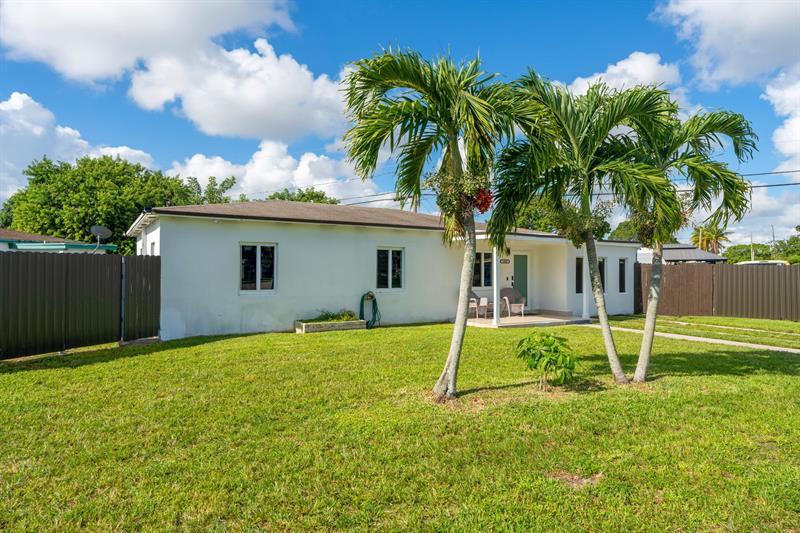 Image 4 of 49 For 14800 Buchanan St