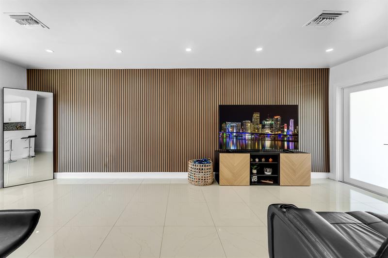 Image 5 of 49 For 14800 Buchanan St