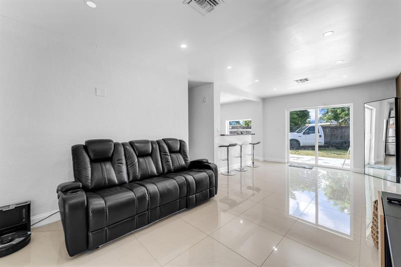 Image 6 of 49 For 14800 Buchanan St