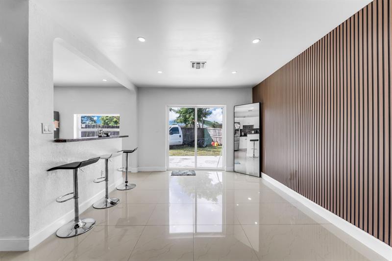 Image 7 of 49 For 14800 Buchanan St