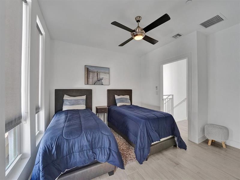 Image 23 of 37 For 703 16th Ct  