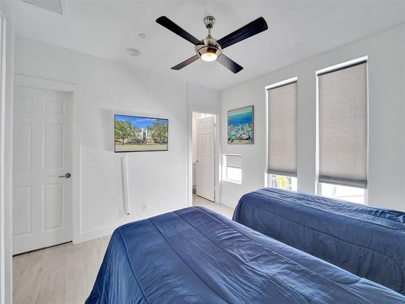 Image 24 of 37 For 703 16th Ct  