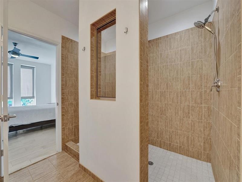 Image 32 of 37 For 703 16th Ct  
