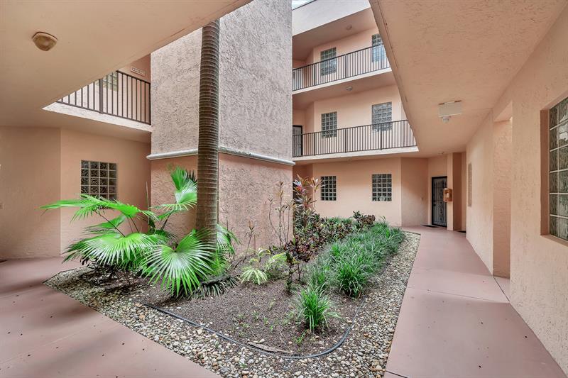 Image 36 of 45 For 4101 Coral Tree Cir  116