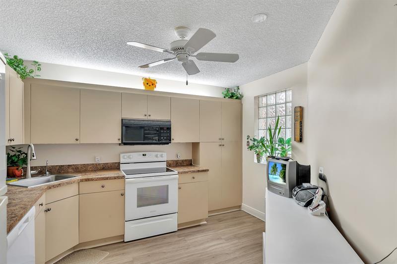 Image 9 of 45 For 4101 Coral Tree Cir  116