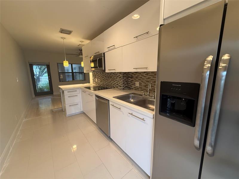 Image 6 of 8 For 1109 Broward Blvd  10