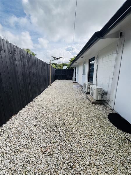 Image 4 of 14 For 1367 Riverland Rd