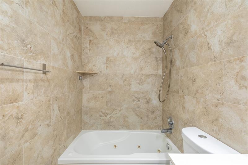 Image 30 of 43 For 5509 Dogwood Way  187