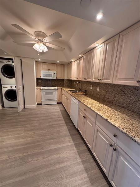 Image 13 of 81 For 3200 Port Royale Dr  1502