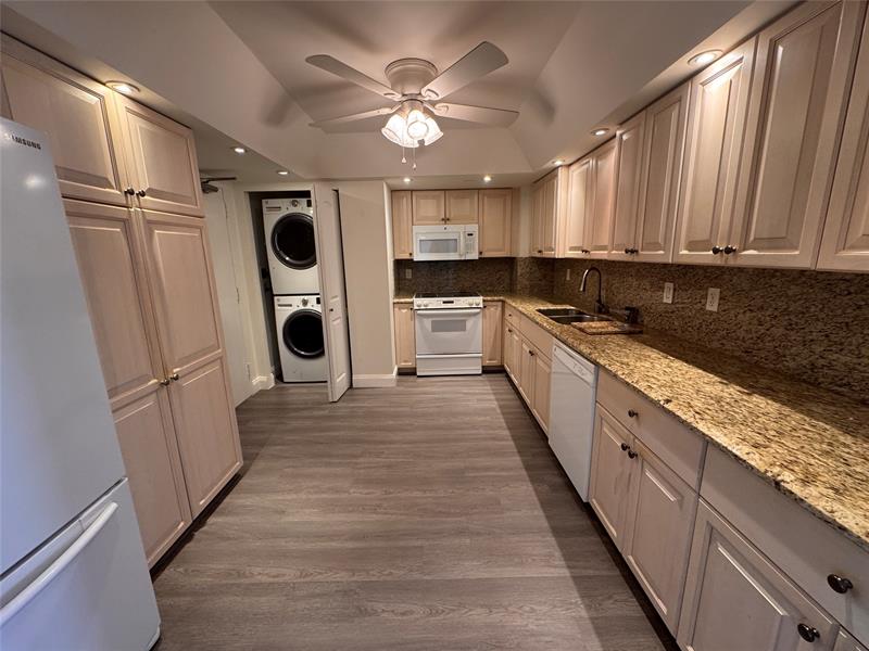 Image 15 of 81 For 3200 Port Royale Dr  1502