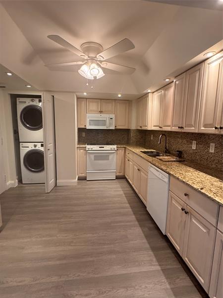 Image 27 of 81 For 3200 Port Royale Dr  1502