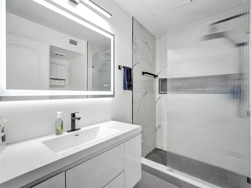 Image 14 of 26 For 2351 33rd St  513