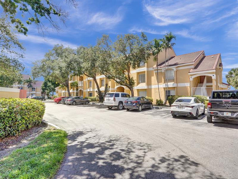 Image 19 of 26 For 2351 33rd St  513