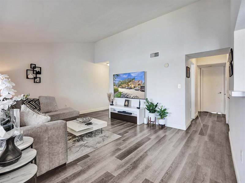 Image 5 of 26 For 2351 33rd St  513