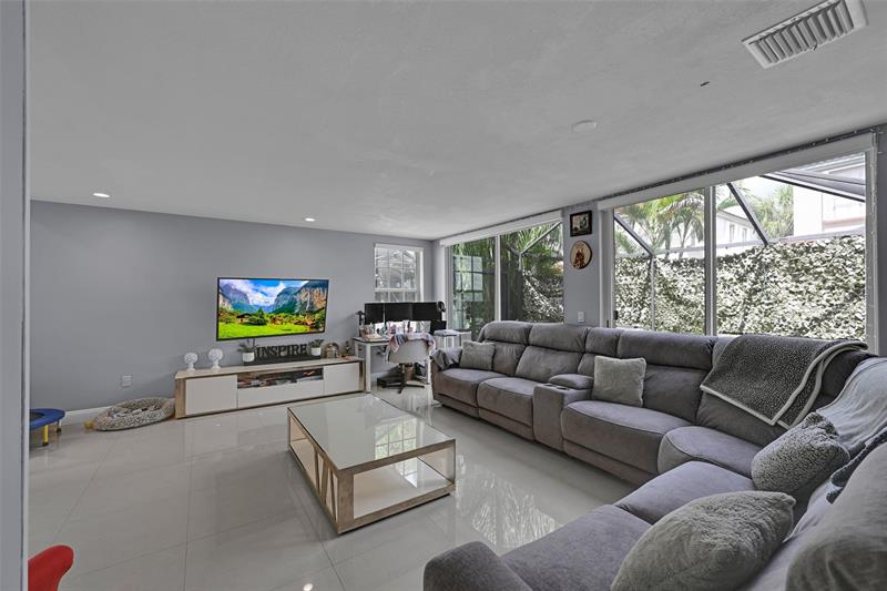 Image 9 of 38 For 11711 1st St