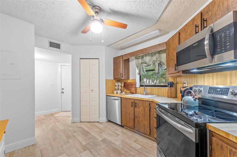 Image 7 of 32 For 6755 Broward Blvd 309