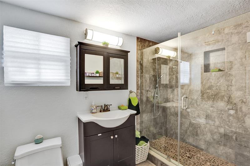 Image 22 of 46 For 90 26th St  