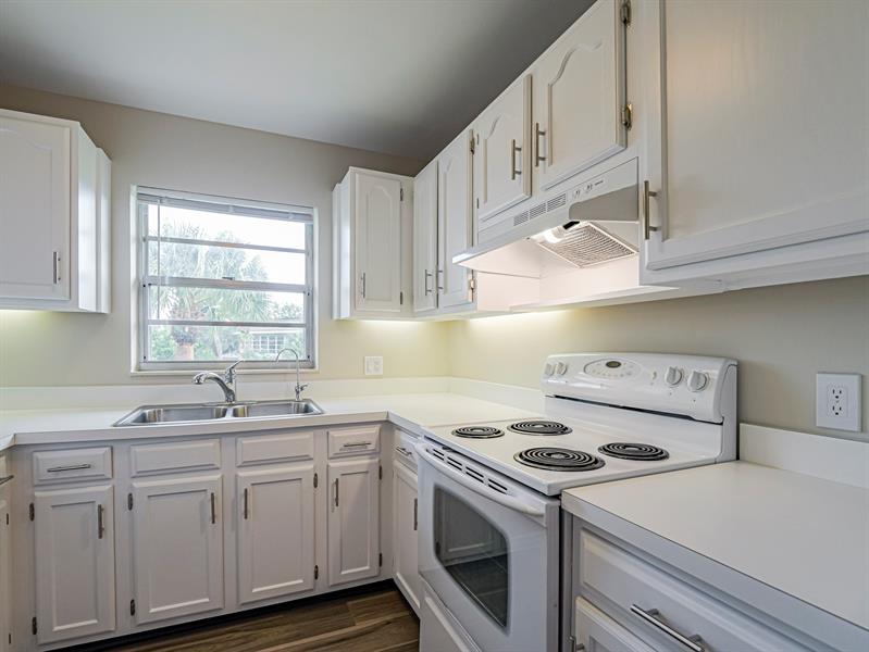 Image 7 of 30 For 6 Vista Gardens Trl  201