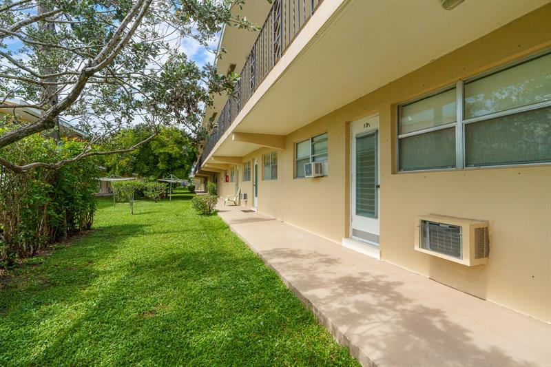 Image 21 of 28 For 2106 56th Ct  204